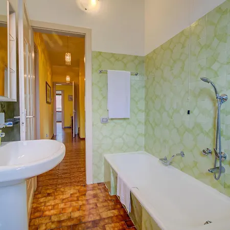 Connie's Modern 2br, Private Garden, Mountain Views In - Happy Apartment