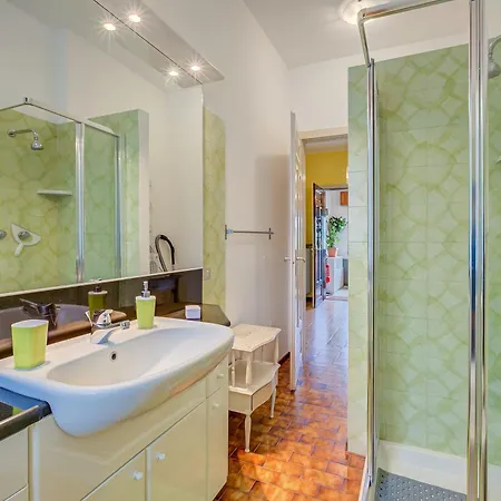 Connie's Modern 2br, Private Garden, Mountain Views In - Happy Apartment *