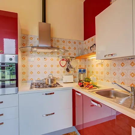 Apartment Connie's Modern 2br, Private Garden, Mountain Views In - Happy *