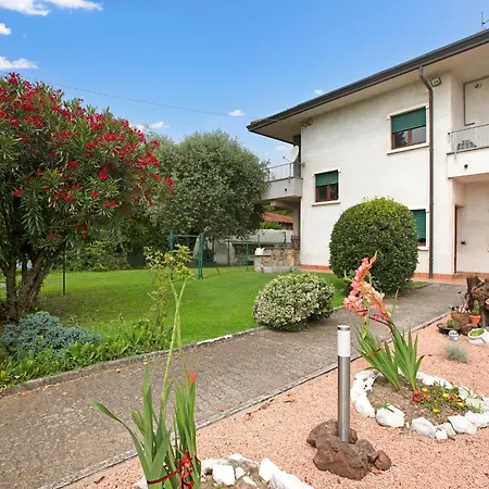 Apartment Connie's Modern 2br, Private Garden, Mountain Views In - Happy *