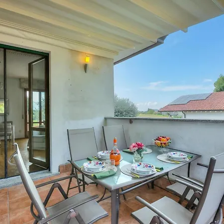 Connie's Modern 2br, Private Garden, Mountain Views In - Happy Apartment