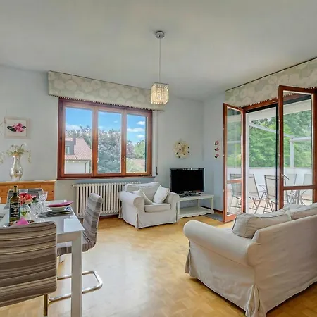Connie's Modern 2br, Private Garden, Mountain Views In - Happy Apartment